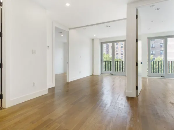 924 Myrtle Avenue image 1 of 11