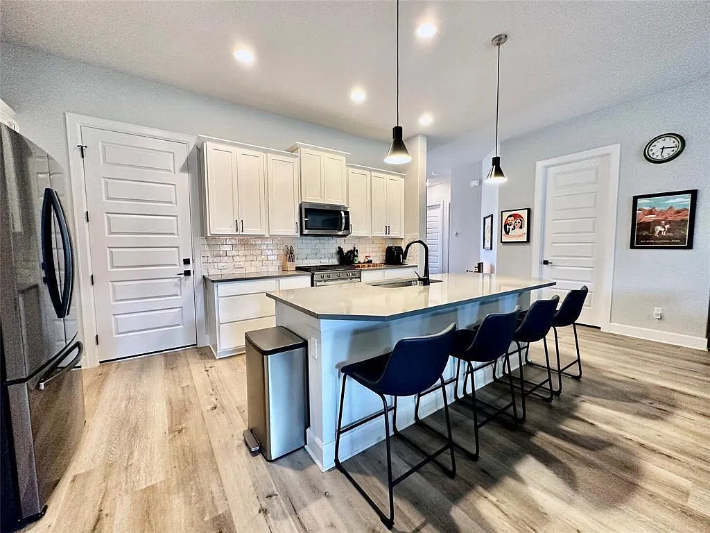 3 bed, 2.0 bath, 1632 sqft, $2,950 — Photo 3
