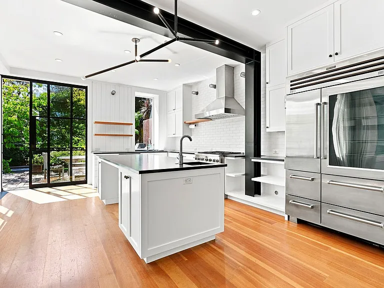 2570 Folsom St — Photo 13