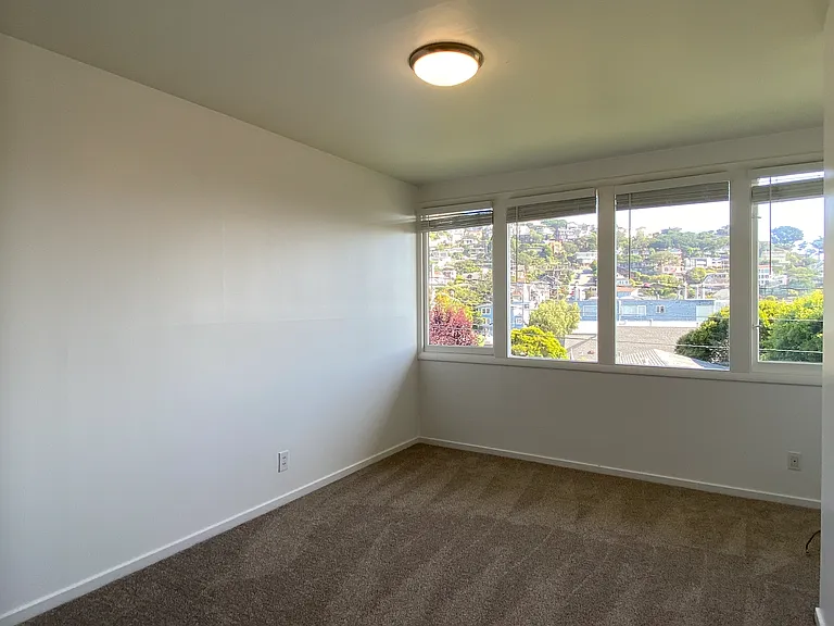 1br/1ba Charmer! Bay Views And Parking! Laundry On-Site! Balcony! Progressive — Photo 20