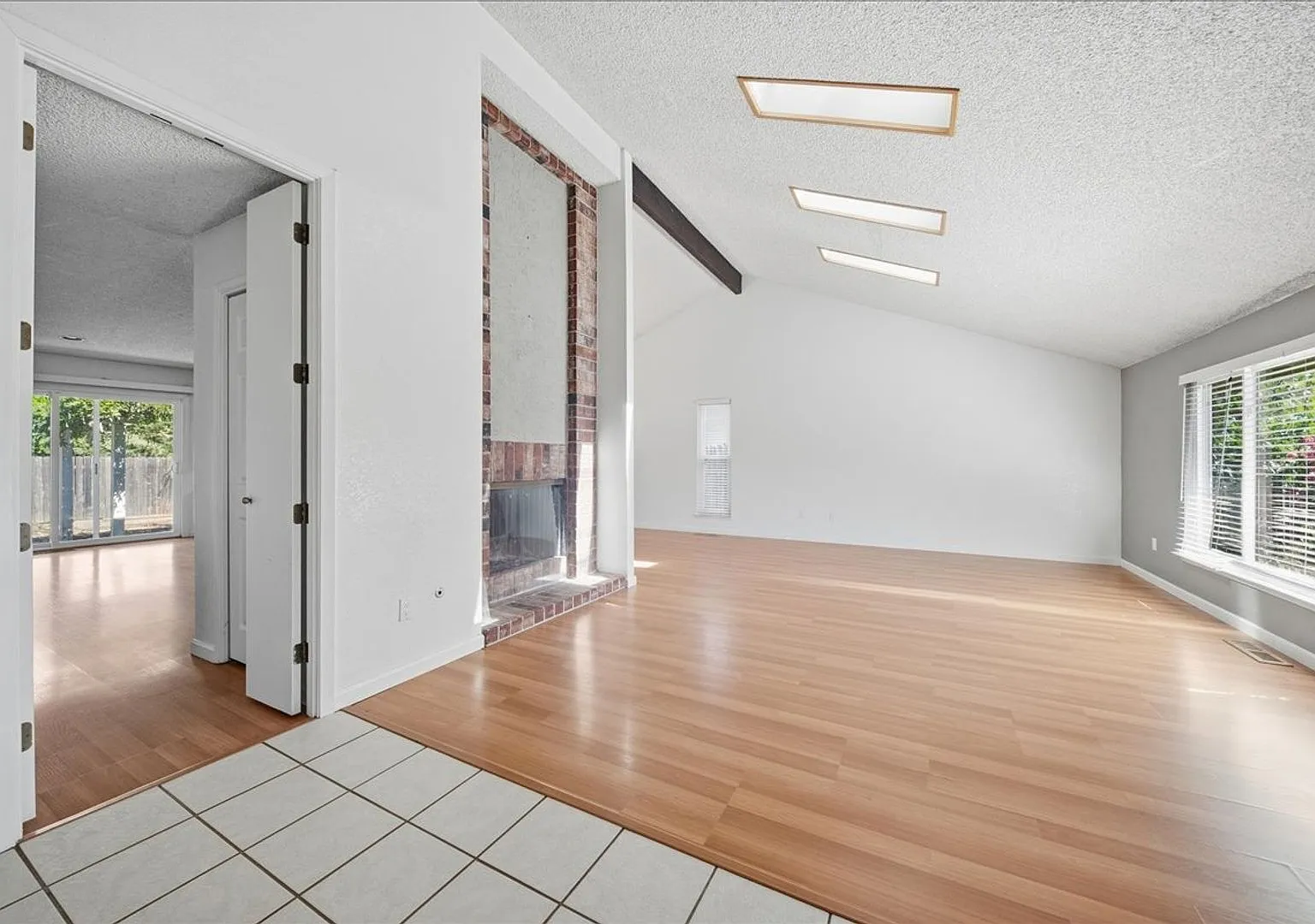 1615 Oakview Dr — Photo 4