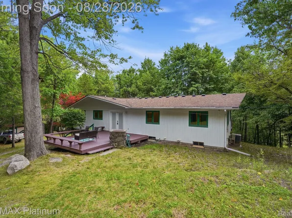 2420 Shagbark, Milford, MI 48380