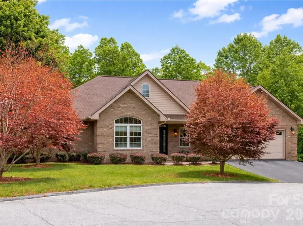 89 Dallas Dr, Hendersonville, NC 28739