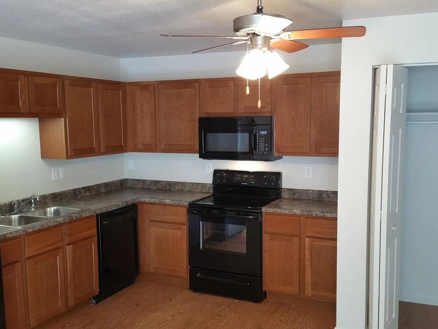 3 bed, 1.5 bath, 1450 sqft, $1,650 — Photo 4