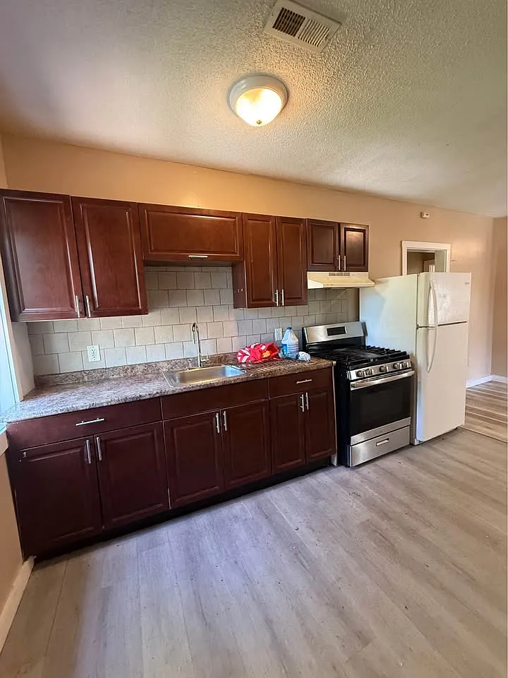 3 bed, 1200 sqft, $2,000 — Photo 3
