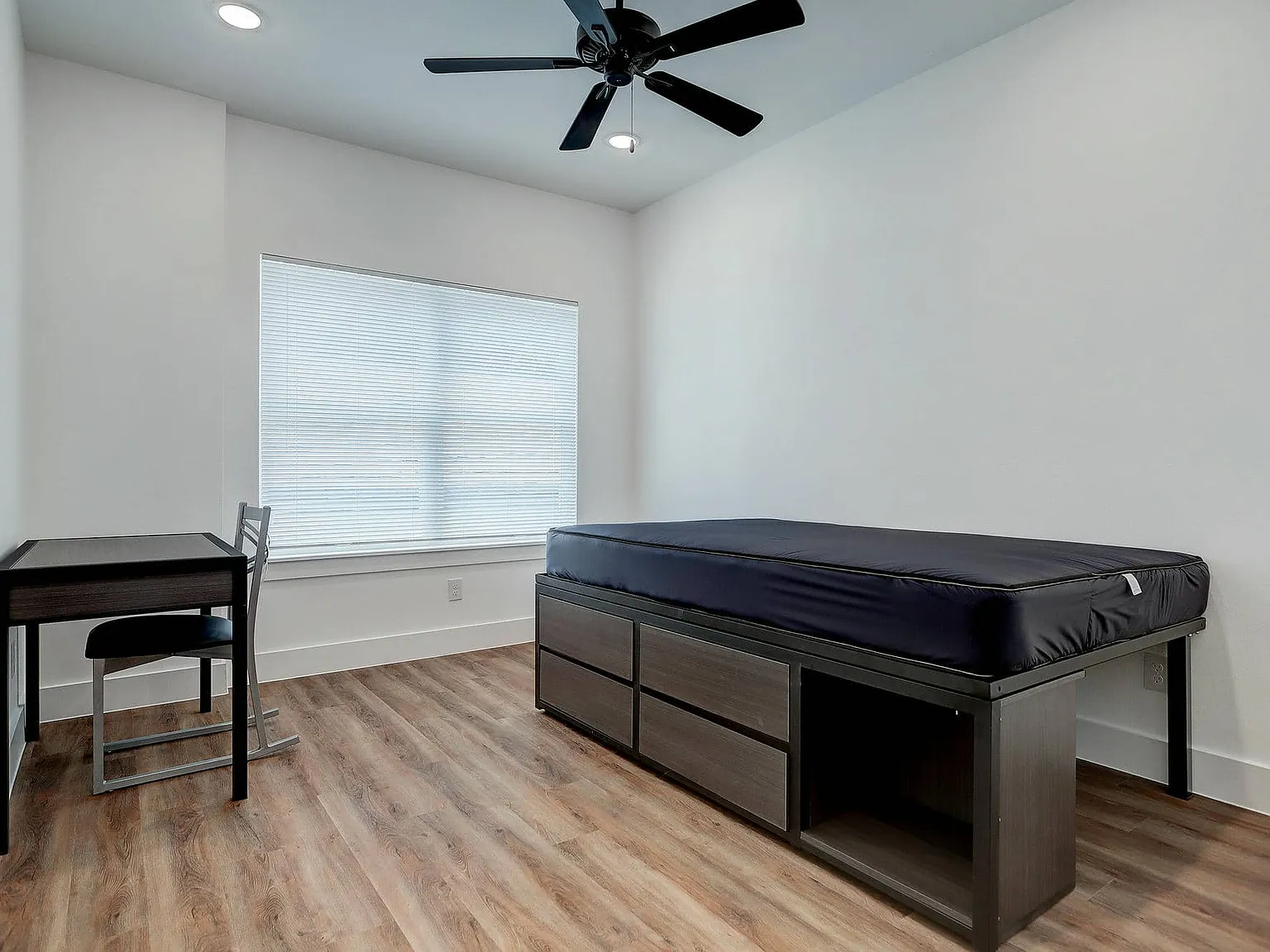 3 bed, 700 sqft, $2,500 — Photo 2
