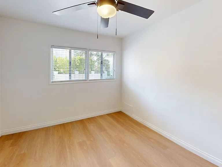 The Clair Manor Apts...Hollywood Hills...Fully Renovated...CALL NOW! — Photo 15
