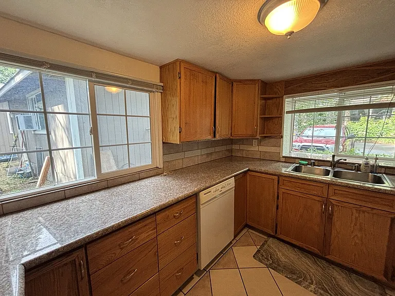 2895 Willow St — Photo 4