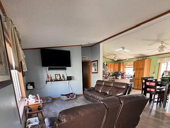 3rd image of 212 Skylark Cir