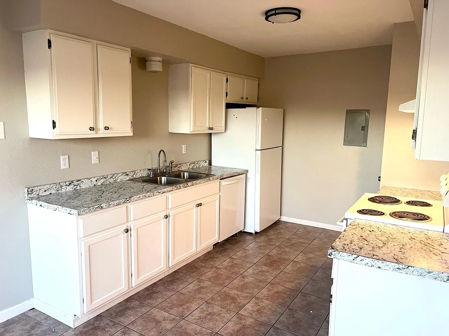 220 Gloria St — Photo 1
