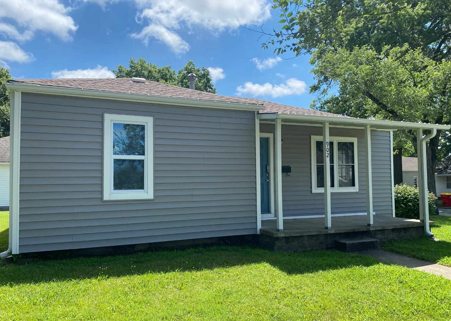 Welcome Home! 2 Bedroom 1 Bathroom House with Attached Carport! — Photo 1