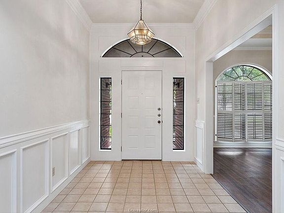 2nd image of 1000 Oakhaven Cir