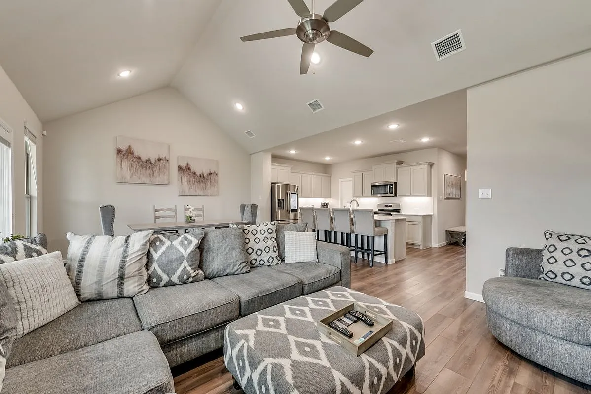 5 bed, 3.0 bath, 2678 sqft, $3,000 — Photo 2