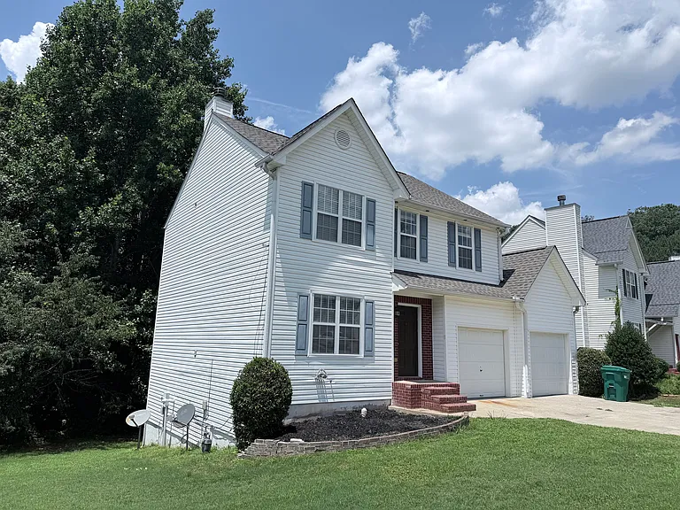 1086 Yellow River Dr — Photo 2