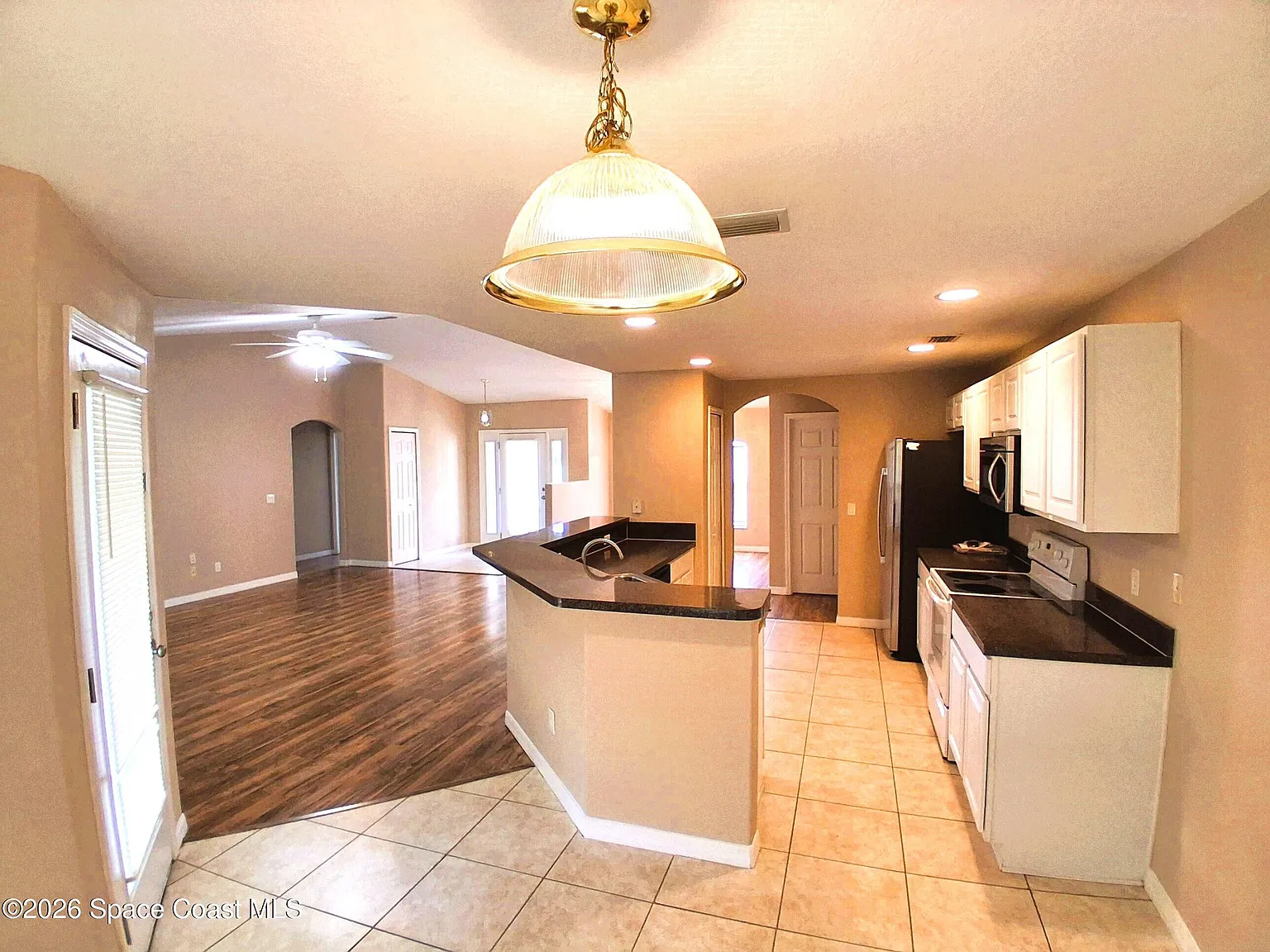 3 bed, 2.0 bath, 1813 sqft, $2,000 — Photo 4