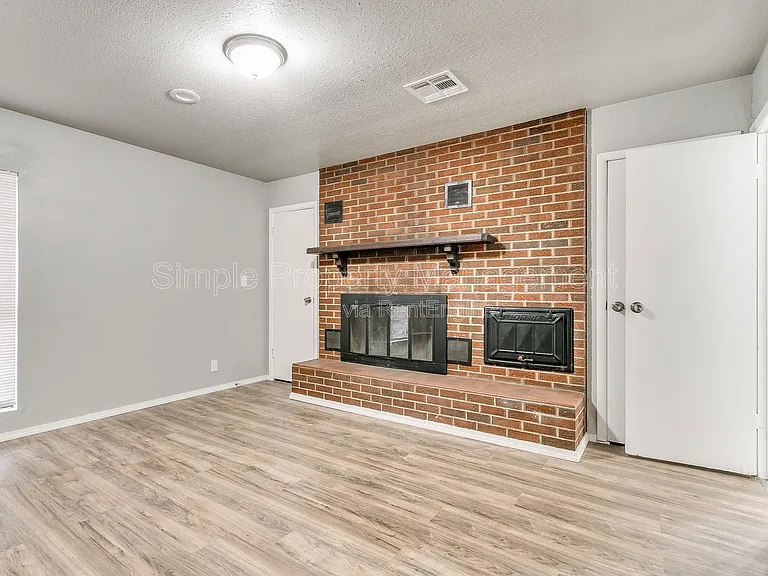 409 E Hill Dr — Photo 11