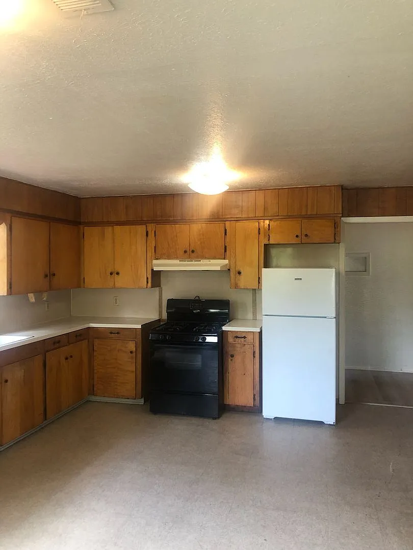 Huge 3 bedroom/1 bath upstairs apartment with Central Air& Heat, Water, Gas Range and Refrigerator! — Photo 4