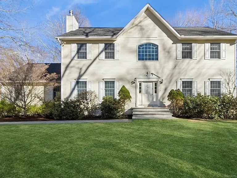 1 Meadowbrook Ln — Photo 1