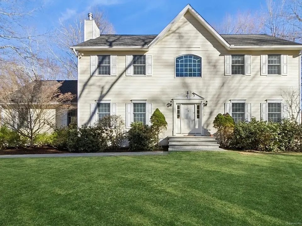1 Meadowbrook Ln