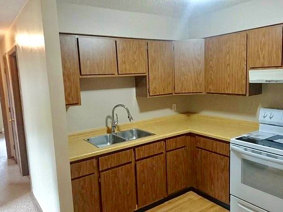 2nd image of 1112 Imperial Cir #6
