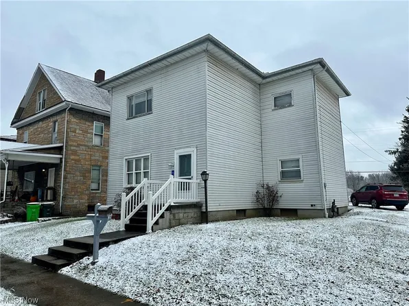 617 W 1st St, Uhrichsville, OH 44683