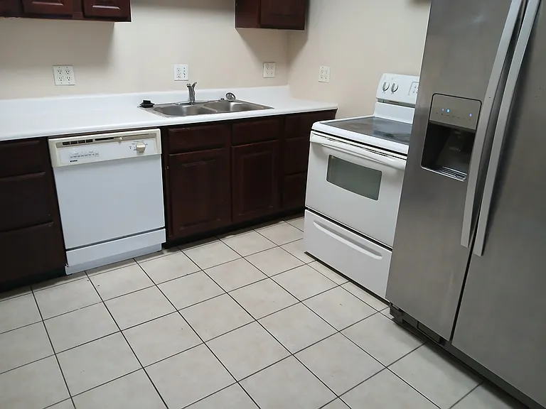 606-3 W College St — Photo 3