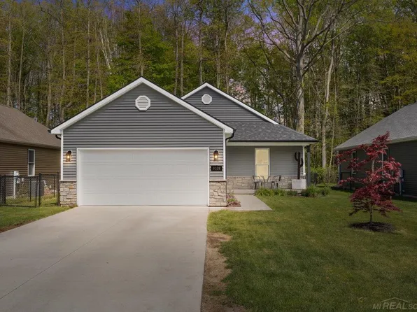 9339 Oakdale St, Clay, MI 48001
