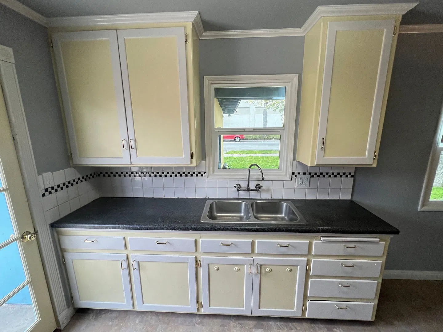 Adorable 3 Bed, 1 Bathroom Single Family Home in Orange — Photo 4