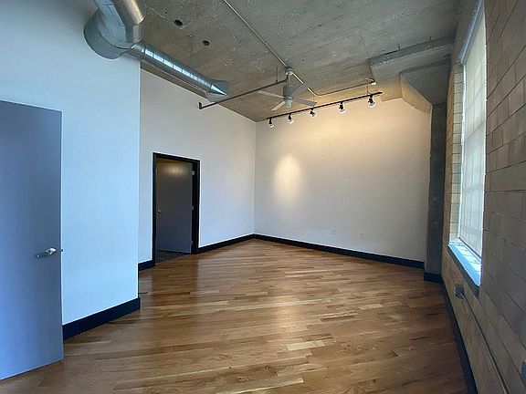 5th image of 2029 Wyandotte St APT 204
