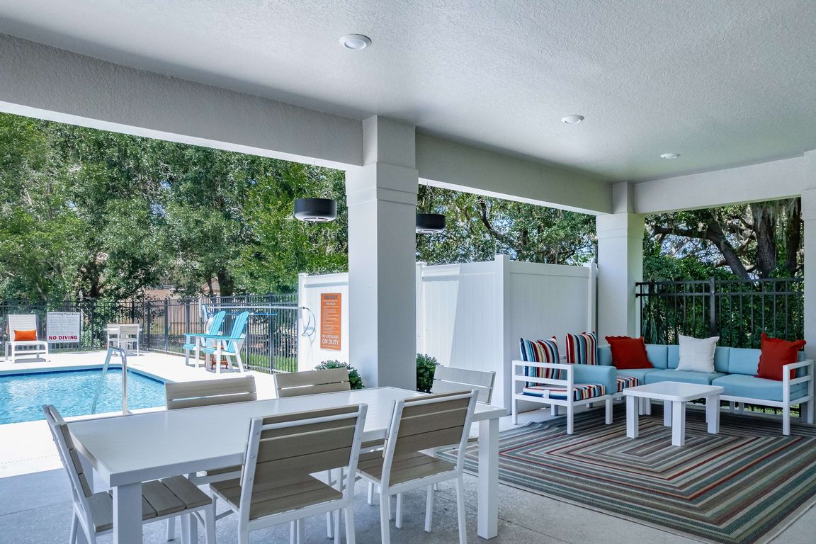 Pool Lounge