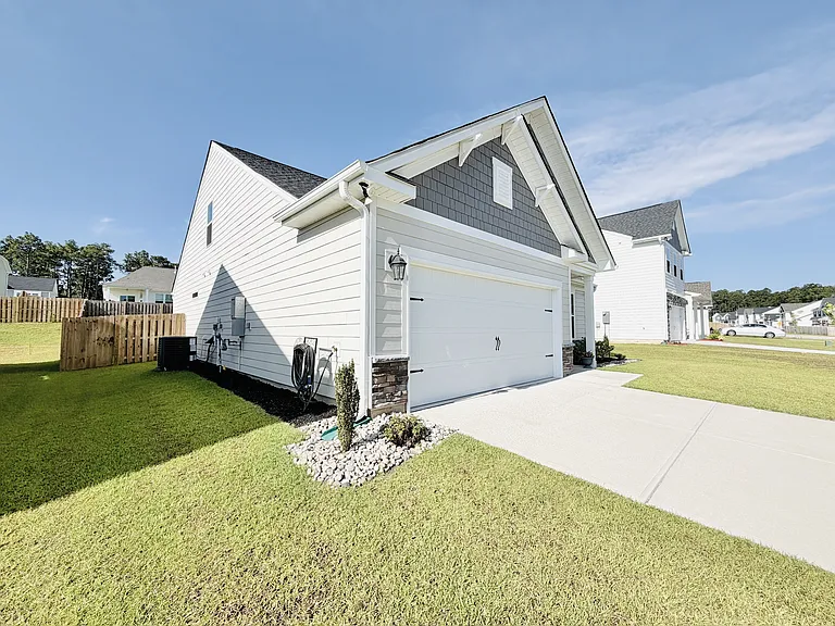 667 Honeydew Dr — Photo 3