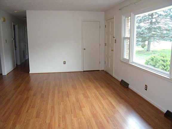 4th image of 66 British Woods Dr