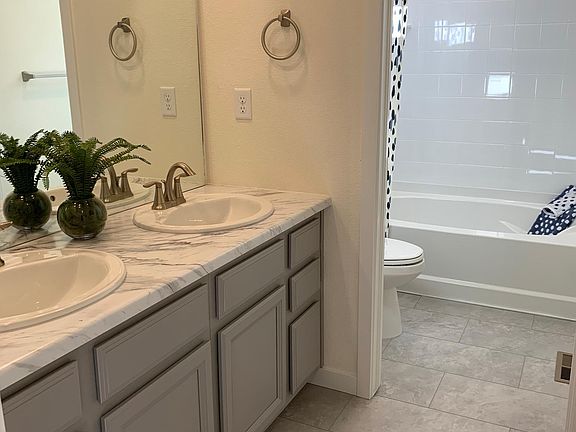 Shared 2nd floor bath 2 sinks & large tub