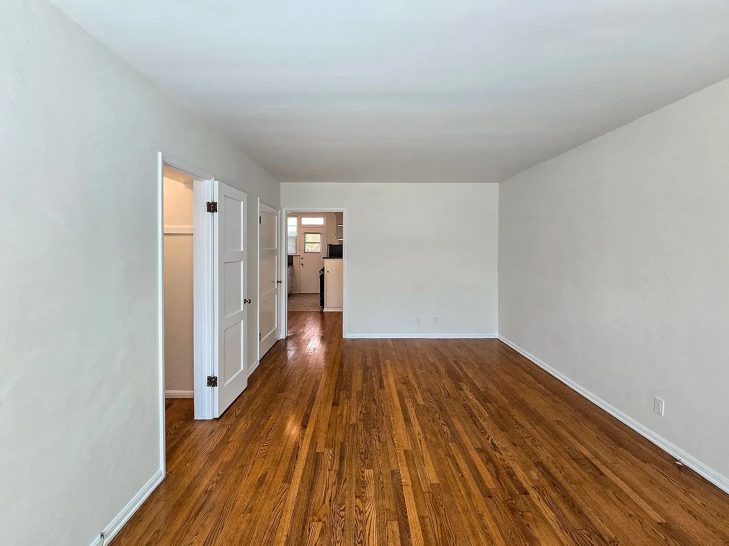 Spacious Studio in the Heart of Los Feliz — Photo 4