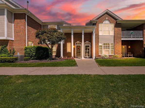 16399 Chatham Dr, Macomb, MI 48044