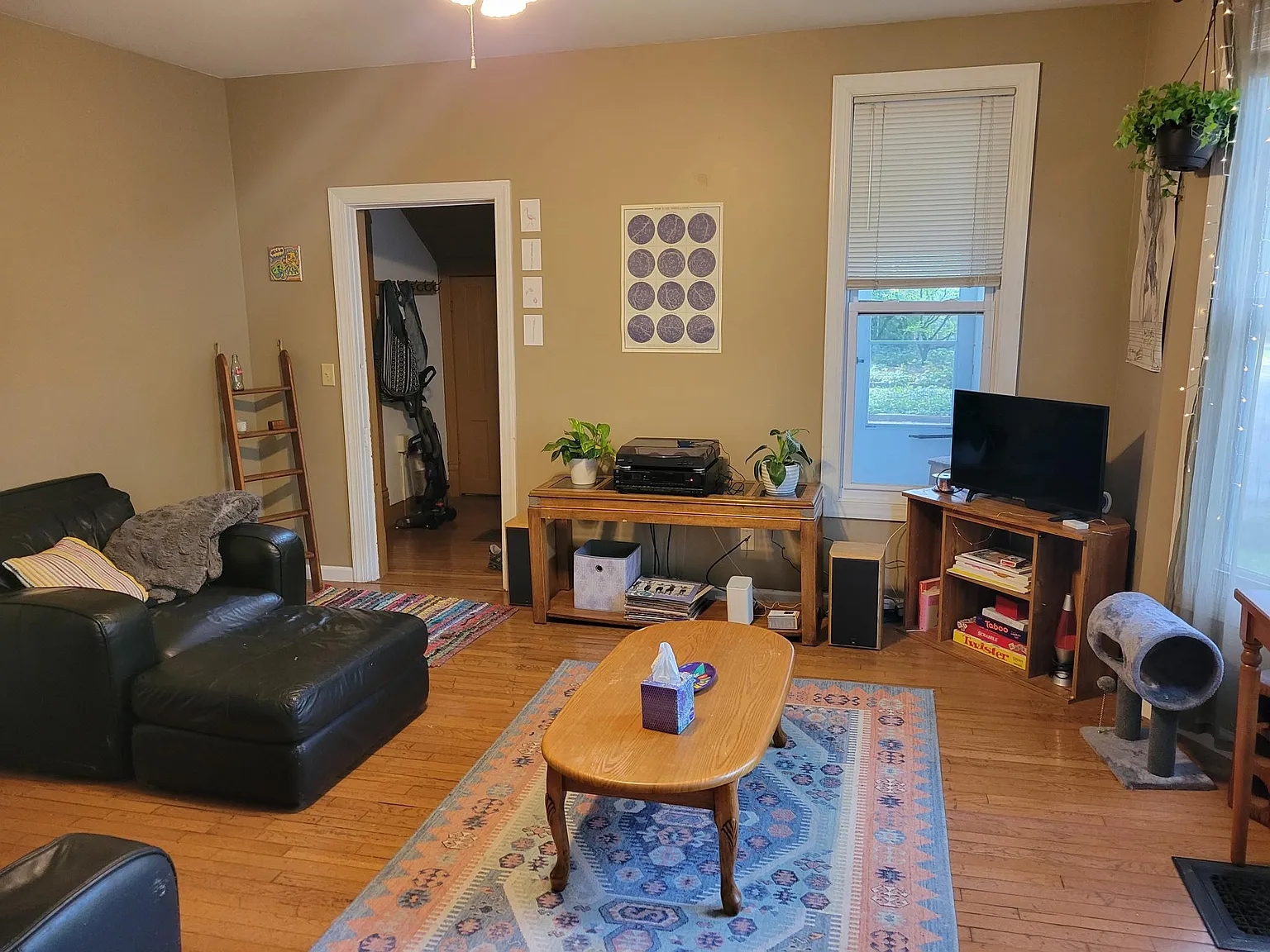 5 bed, 2300 sqft, $2,600 — Photo 3