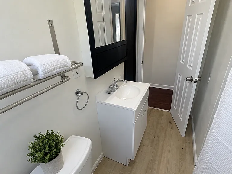 2582 Roselawn St — Photo 9