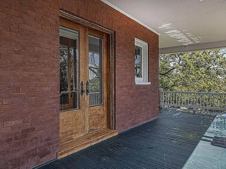 1319 Clarke Ave SW — Photo 2