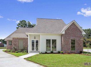 15750 Blackstone Dr, Pride, LA 70770