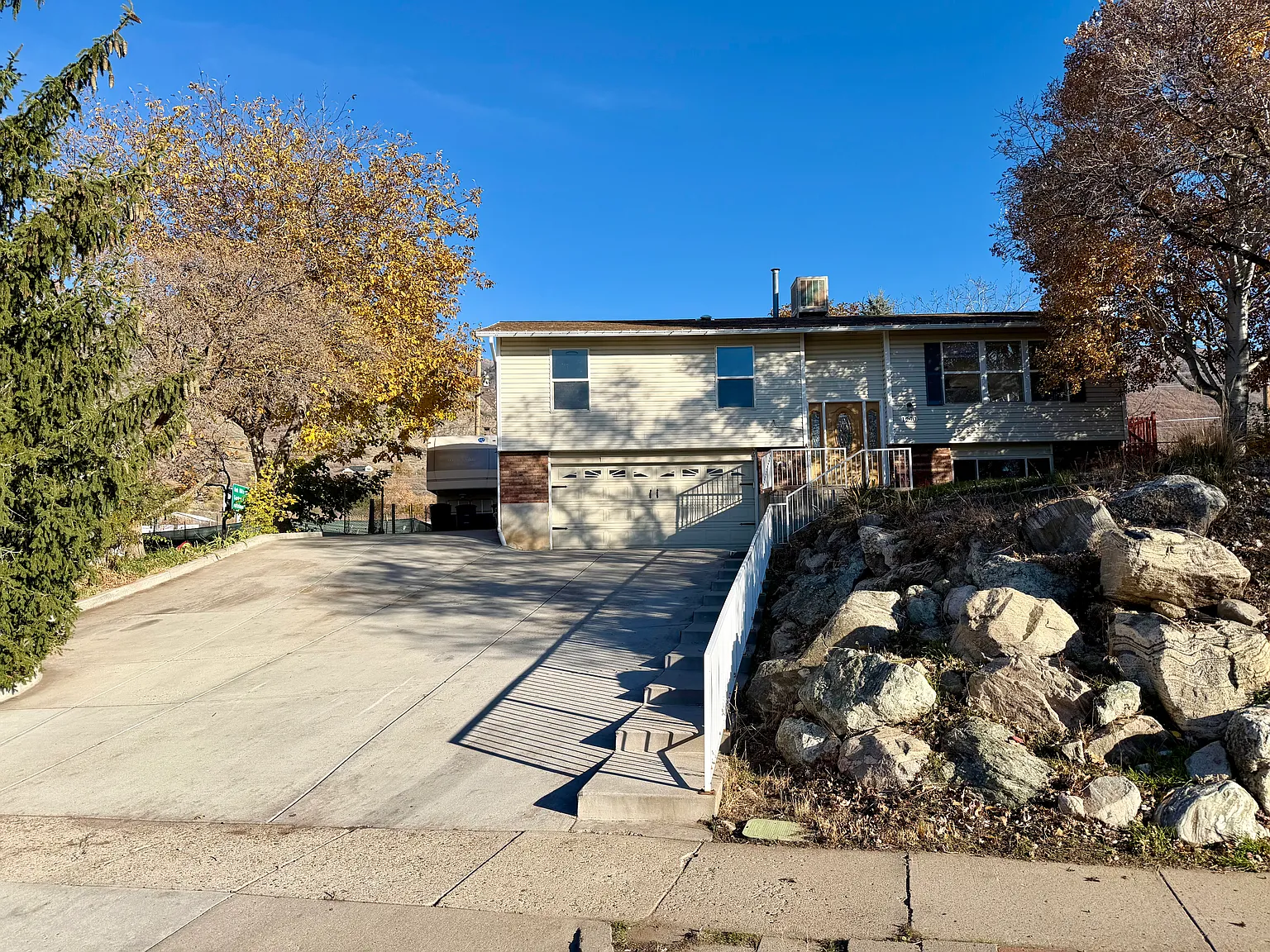 4 bed, 2.5 bath, 1842 sqft, $2,400 — Photo 1