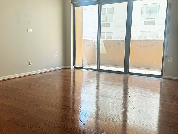 3rd image of 1301 N Courthouse Rd APT 805