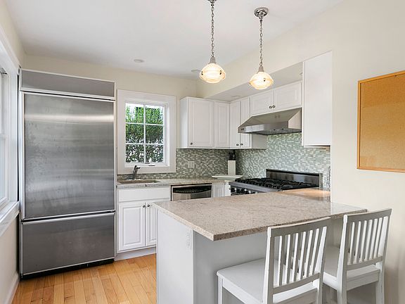 3rd image of 169 Bay St