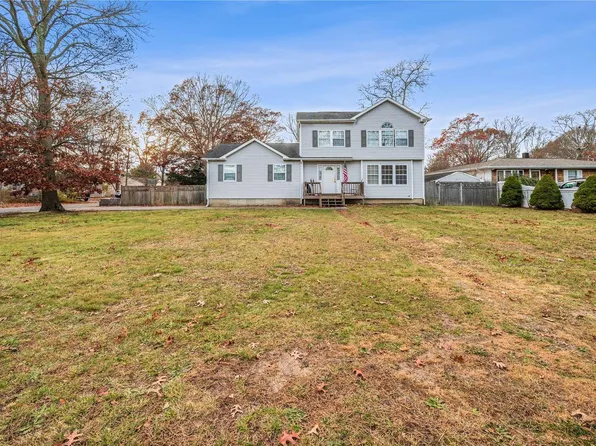 54 Roberts Road W, Shirley, NY 11967