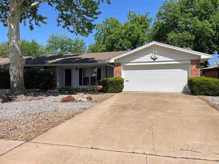 3504 Cranbrook Ln — Photo 2