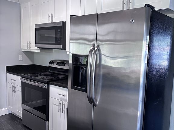 3rd image of 1410 NE Pine Island Ln