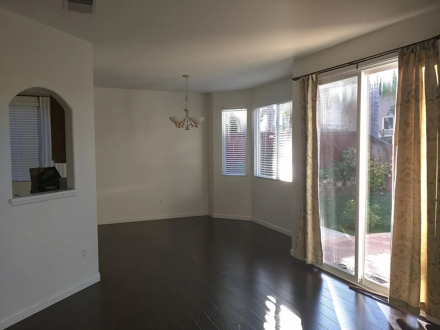 3 bed, 2.5 bath, 1560 sqft, $4,100 — Photo 3