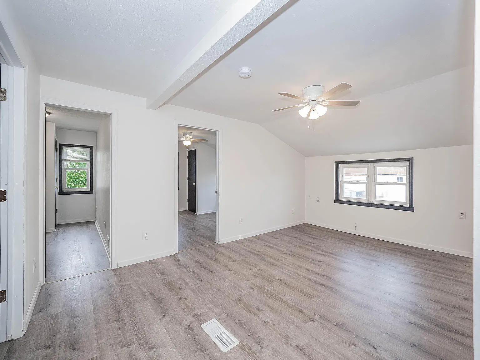 3 bed, 886 sqft, $1,200 — Photo 3