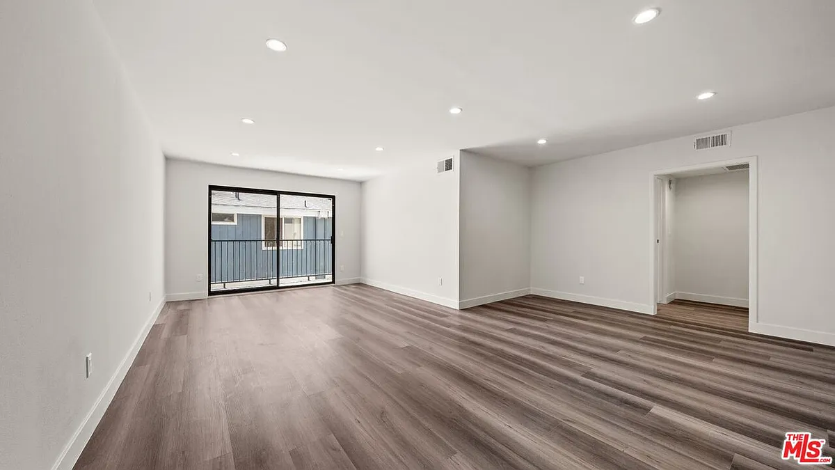 Building Photo - 7453 Haskell Ave #9