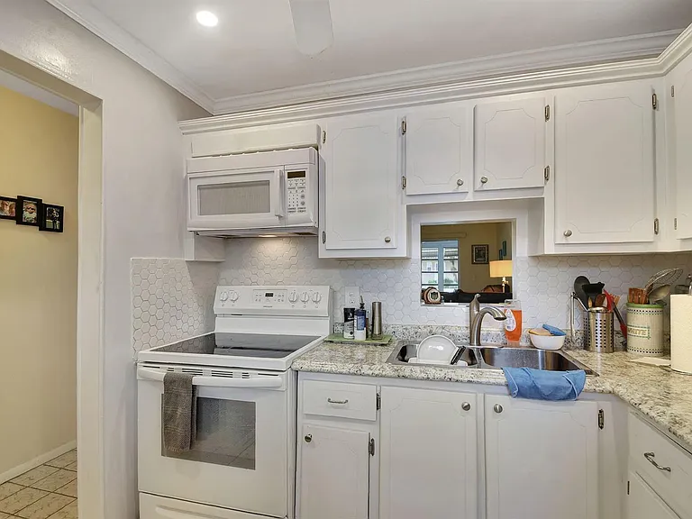 2121 NE 1st Ct #105 — Photo 7