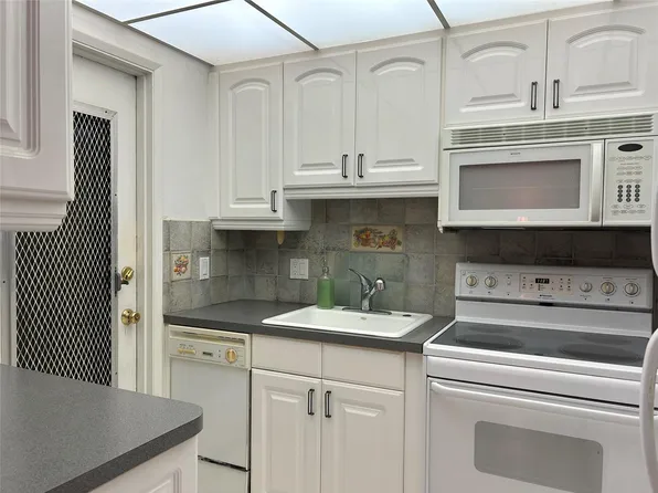 2050 NE 39th Street #207, Lighthouse Point, FL 33064